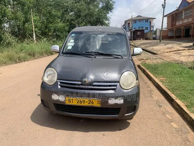 Toyota Sienta 2012 Gray · Photo 1