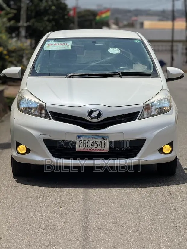 Toyota Vitz 1.3 AWD 5dr 2012 Pearl · Photo 1