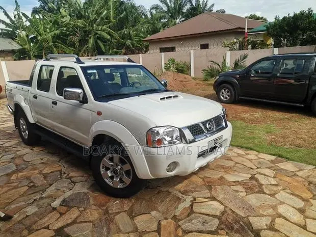 Nissan NP300 2020 White · Photo 1
