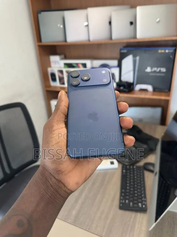 Apple iPhone 17 Pro Max 256 GB Blue · Photo 1