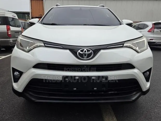 Toyota RAV4 2018 White · Photo 1