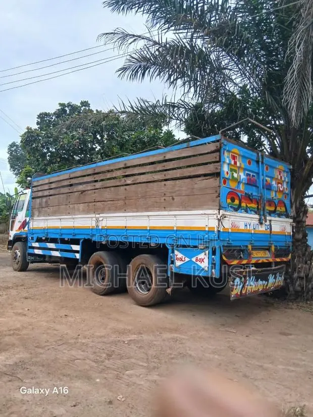 Selling of Rhino Truck · Photo 3
