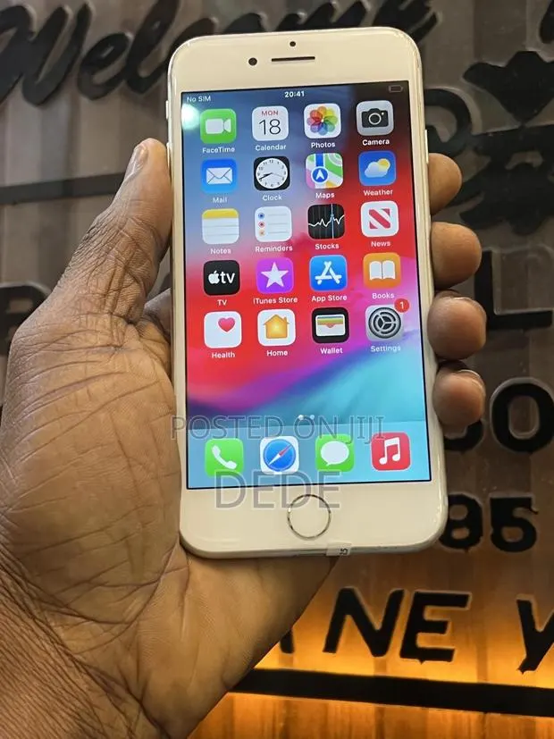 New Apple iPhone 7 32 GB Silver · Photo 1