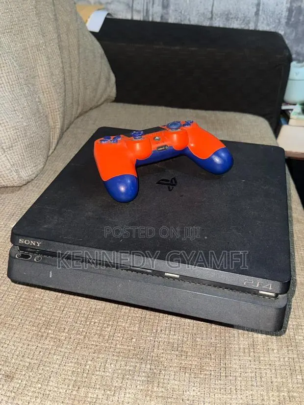 PS4 Slim With One (1) Controller · Photo 1