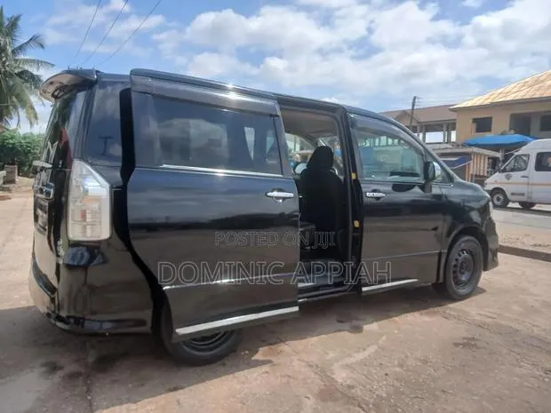Toyota Voxy 2012 Black · Photo 1