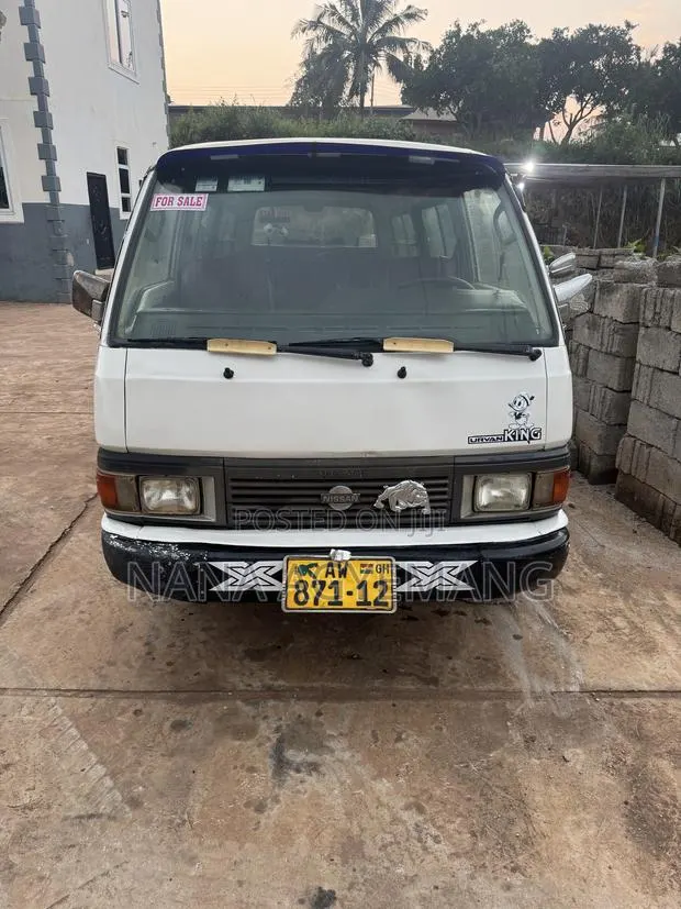Nissan Caravan (Urvan) 2012 White · Photo 1