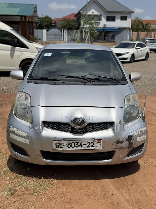 Toyota Vitz 2010 Silver · Photo 1