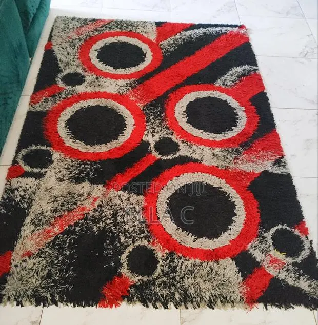 Attractive Centre Rug · Photo 1