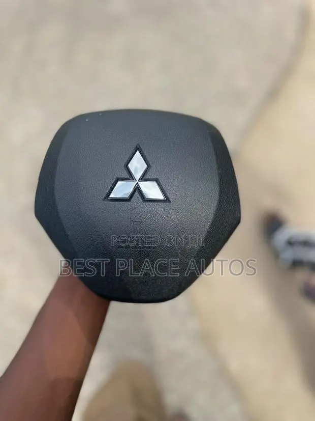 Outlander 2022 2023 2024 2025 Steering Wheel Airbag Cover · Photo 1
