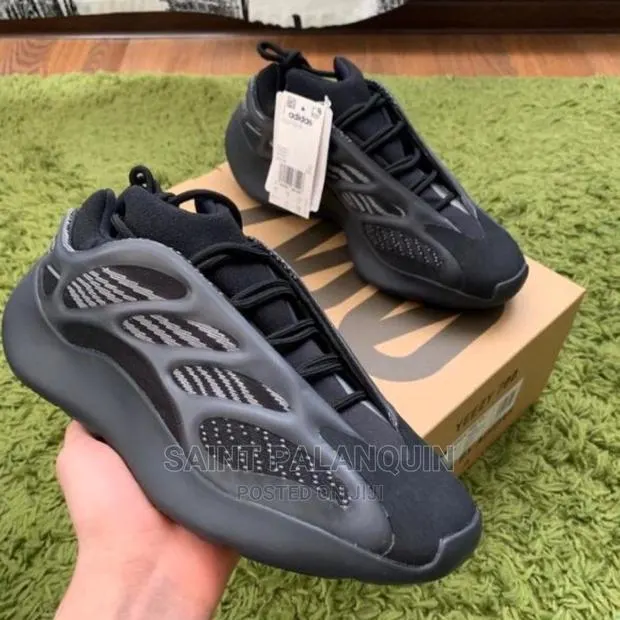 Yeezy Boost 700v3 · Photo 1