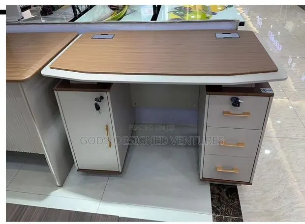 Luxurious Office Table · Photo 1