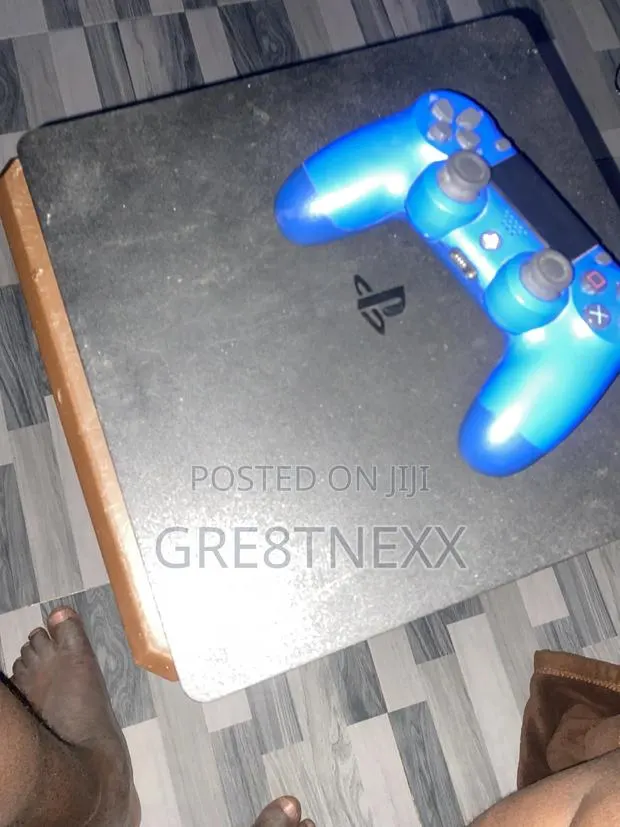 PlayStation 4 Console · Photo 1