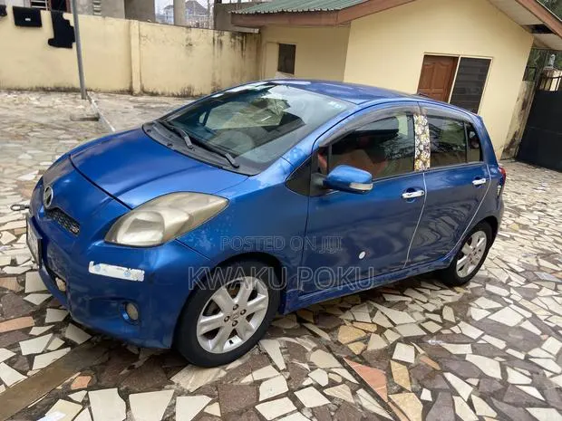 Toyota Vitz 2012 Blue · Photo 1