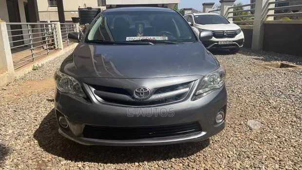 Toyota Corolla LE 4dr Sedan (1.8L 4cyl 4A) 2013 Gray · Photo 1