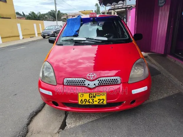 Toyota Yaris 1.0 2006 Red · Photo 1