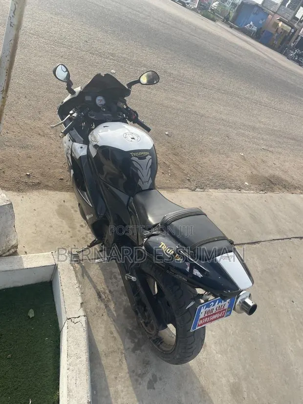 Triumph Bike 2001 Black · Photo 1