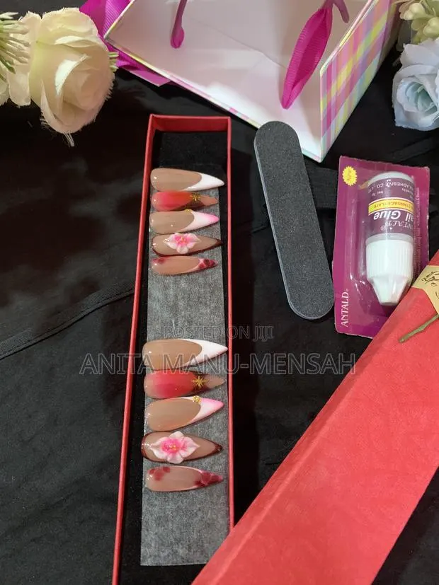 Customized Nail Press Ons · Photo 3