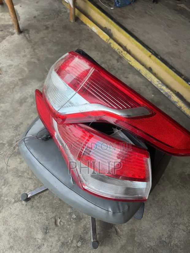 Ford Escape 2014 2015 Tail Light Pair · Photo 1