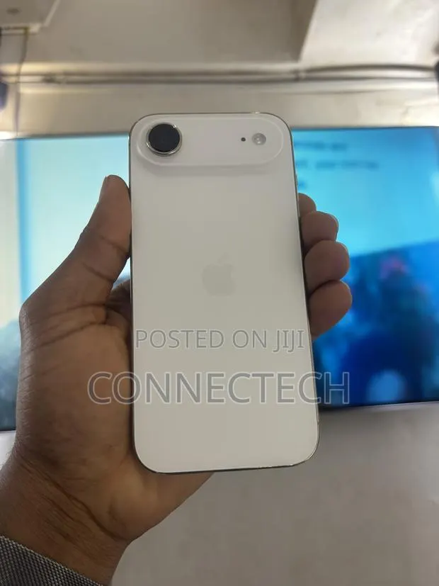 Apple iPhone Air 256 GB White · Photo 1