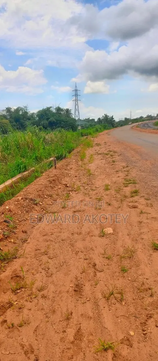 Land for at UHAS Roundabout (Etoé) · Photo 1