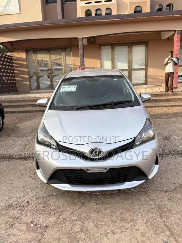 Toyota Vitz 1.3 FWD 5dr 2015 Silver · Photo 1