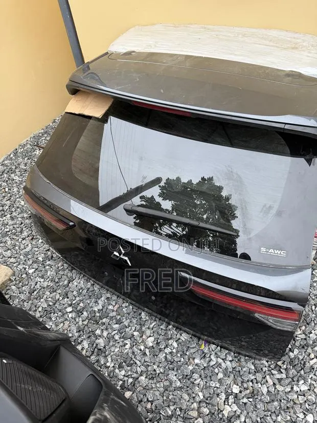 2025 Mitsubishi Outlander Back Booth · Photo 3