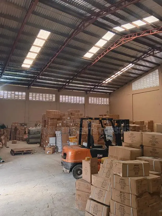 Warehouse 750 Square Meters for Rent at Achimota · Photo 1