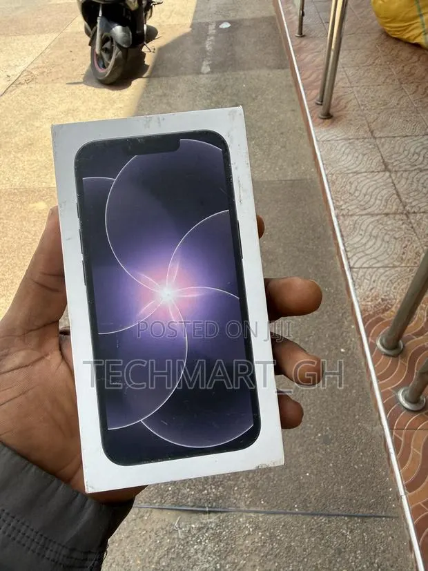 New Apple iPhone 17e 256 GB Black · Photo 1