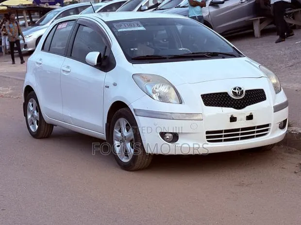 Toyota Yaris Base Hatchback 5dr 2010 White · Photo 1