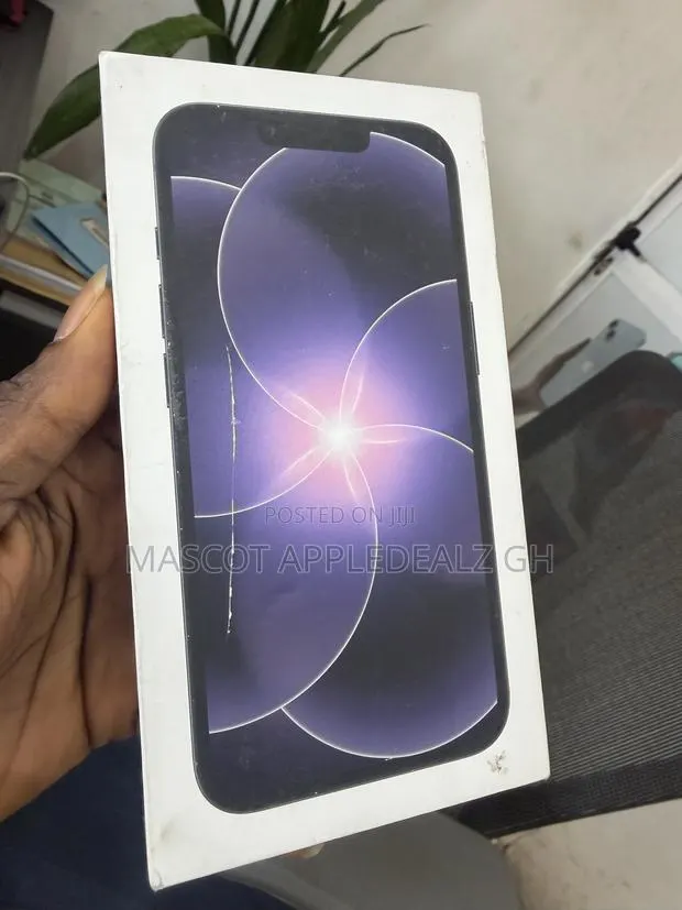 New Apple iPhone 17e 256 GB Black · Photo 1