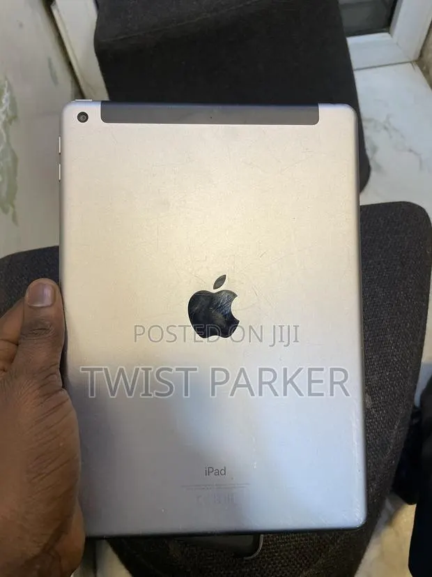 Apple iPad 9.7 128 GB Silver · Photo 1
