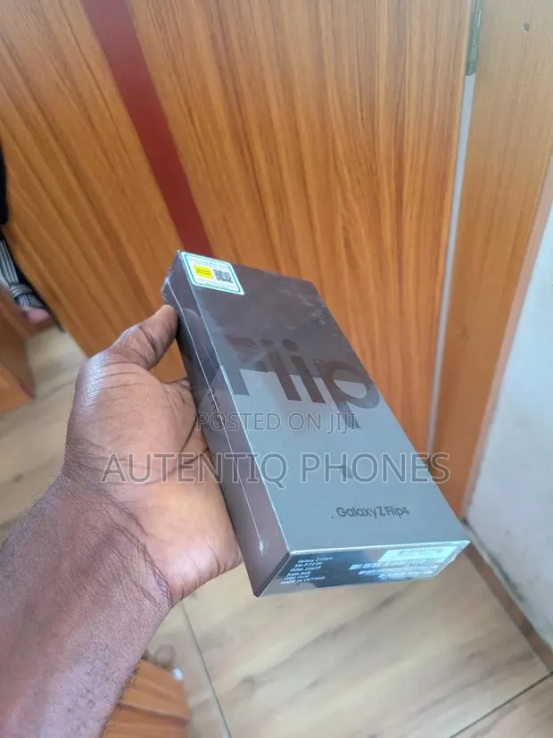 New Samsung Galaxy Z Flip4 256 GB Black · Photo 1