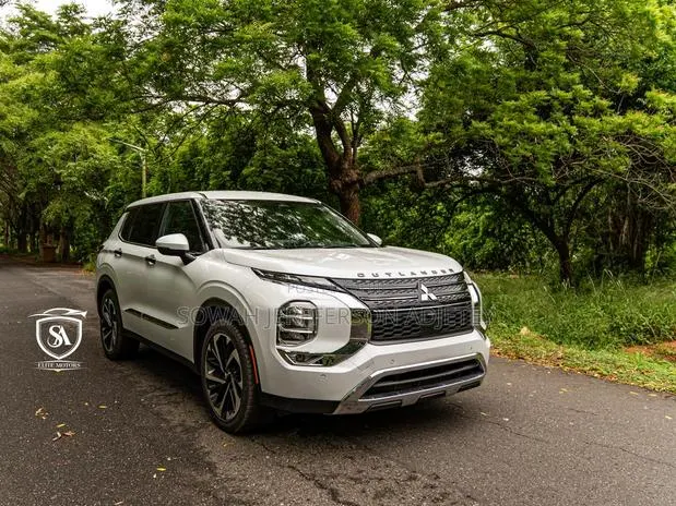 Mitsubishi Outlander 2022 White · Photo 1
