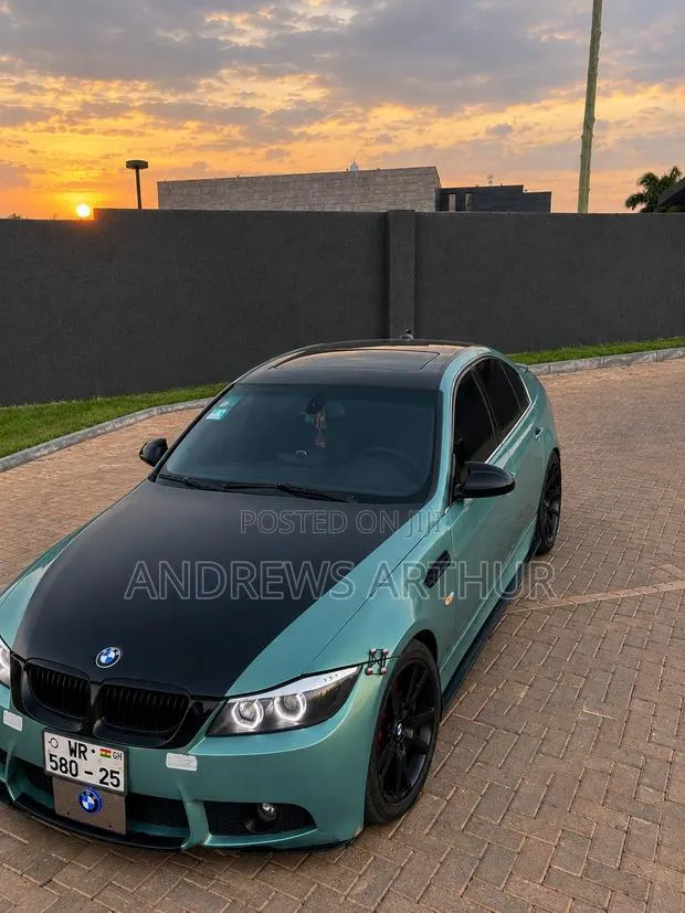 BMW 330i 2011 · Photo 1