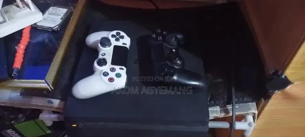 Ps4 Slim Jailbreak (500GB) With 2 Controllers and Games · Photo 1
