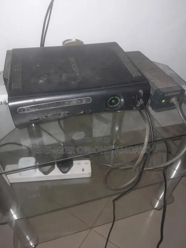 Xbox 360 With 2 Controllers · Photo 1