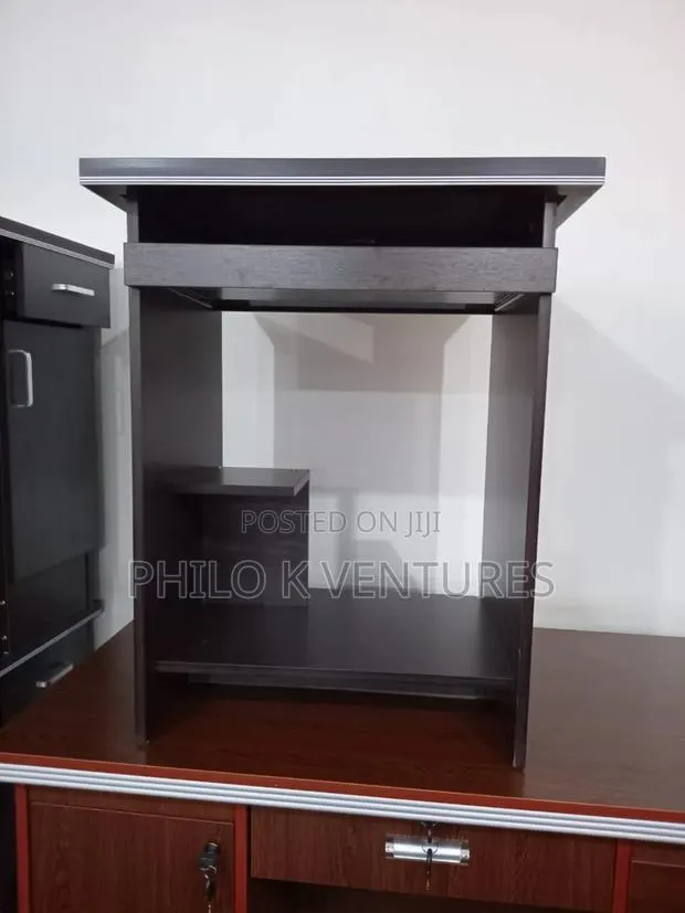 Little Pc Table · Photo 1