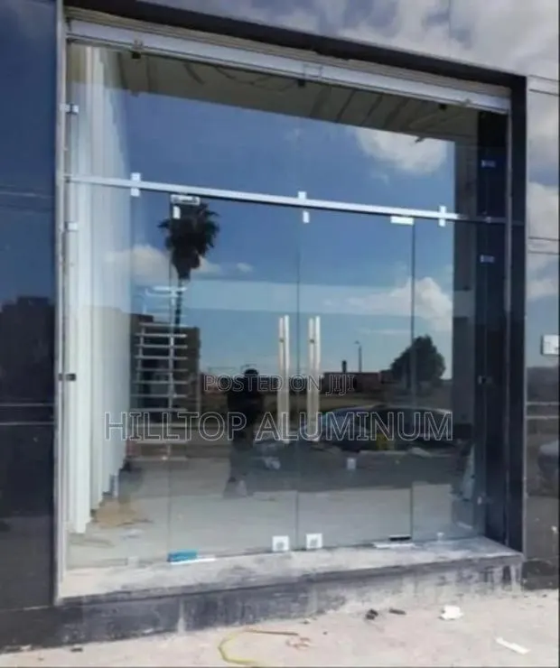 Tempered Glass Door · Photo 1