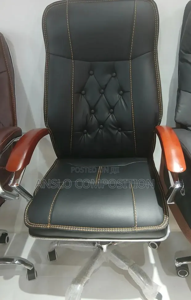 Masters Choice Swivel Chair · Photo 1