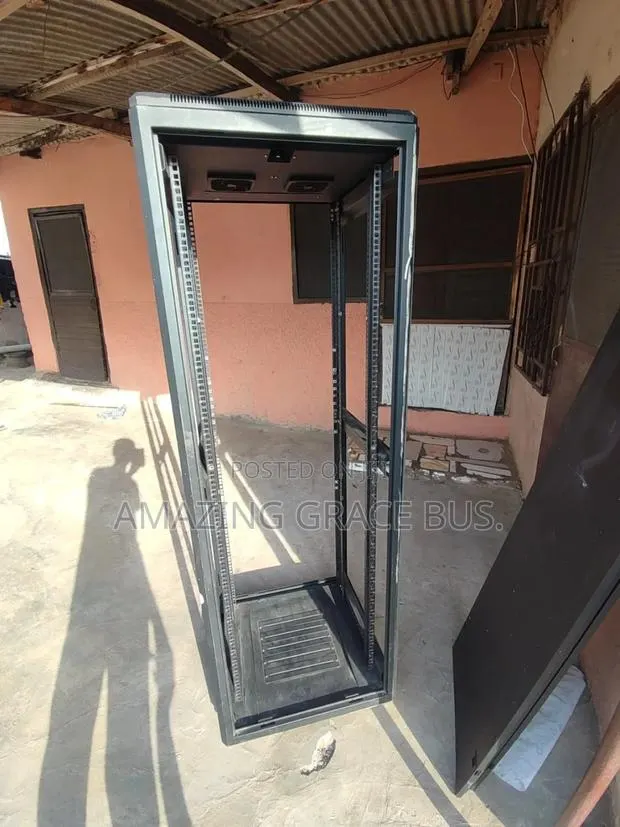 Server Rack 42 U (600x600) · Photo 1