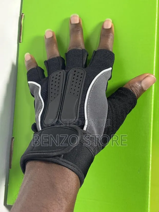 Quality Military Gloves for Tactical and Training Use · Photo 1