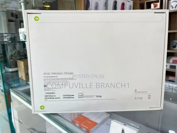 New Laptop Apple MacBook Pro 2025 M5 16GB Apple M5 SSD 1T · Photo 1