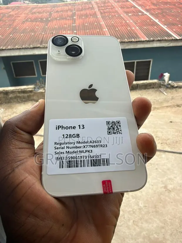 Apple iPhone 13 128 GB Silver · Photo 1