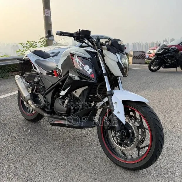 Motorcycle 2020 White · Photo 1