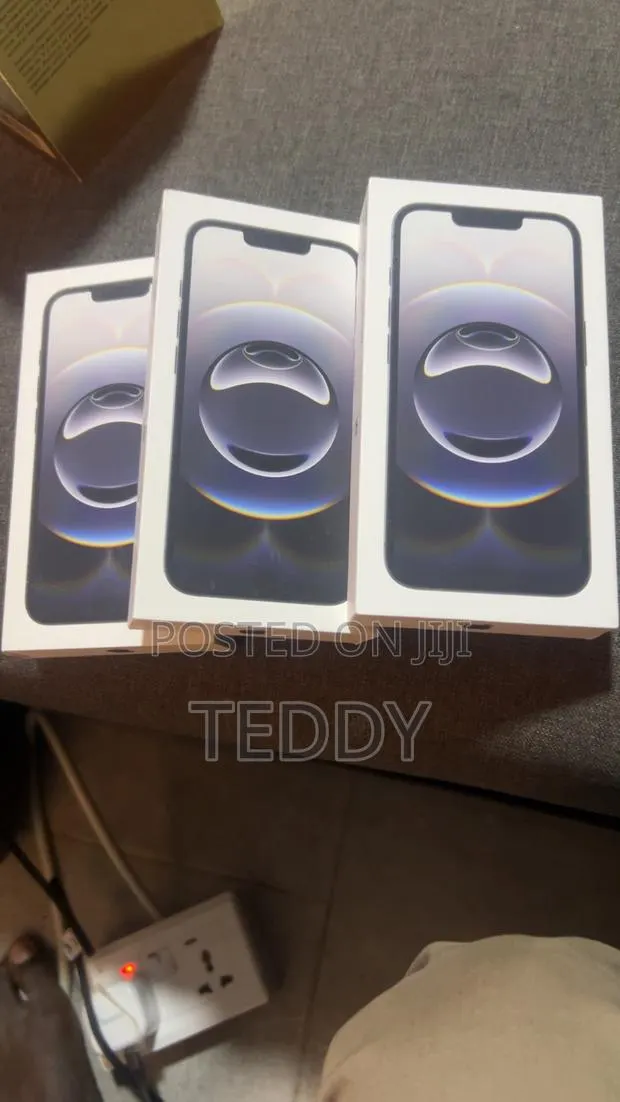 New Apple iPhone 16e 128 GB Black · Photo 1