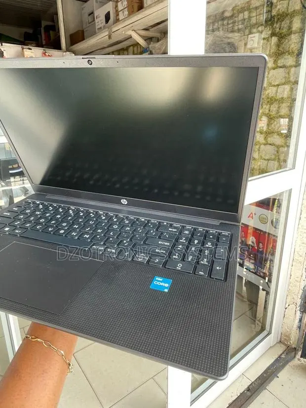 New Laptop HP 4GB Intel Core I3 SSD 512GB · Photo 1