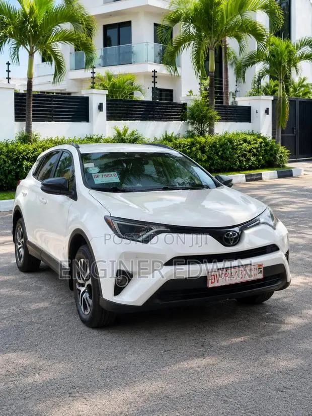 Toyota RAV4 LE 4dr SUV (2.5L 4cyl 6A) 2018 White · Photo 1