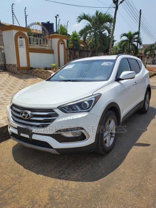 Hyundai Santa Fe SE FWD 2018 White · Photo 1