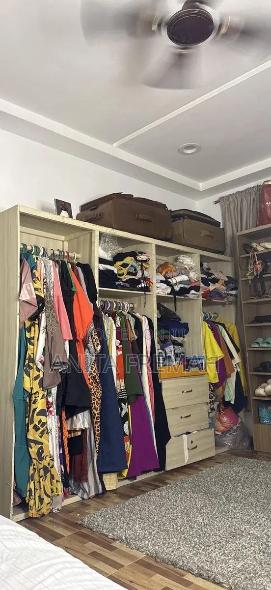 A 4 Part Spacious Wardrobe · Photo 1