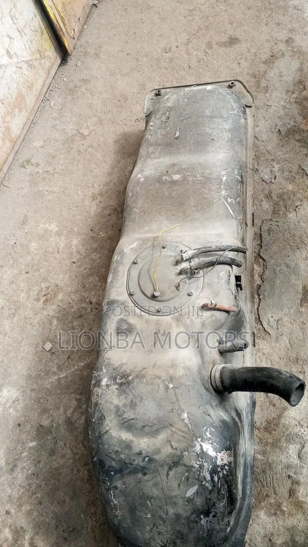 Nissan Hard Body 2015 Diesel Tank · Photo 1